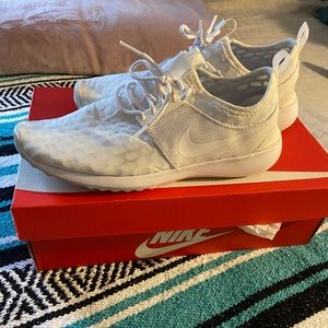 Nike Juvenate: SZ 8.5